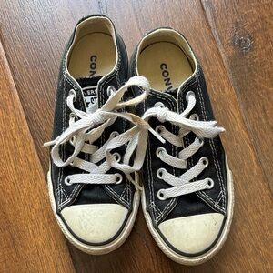 Converse Kids 11.5c Black and White Low Top Canvas Sneakers